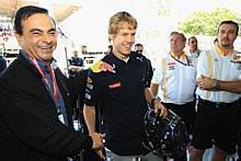 Carlos Ghosn, Vorstandsvorsitzender von Renault, erlebte den grandiosen Doppelsieg von Red Bull Racing live vor Ort in Sao Paulo - hier mit Sieger Sebastian Vettel. Foto: RB/Auto-Reporter.NET